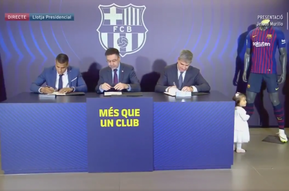 La hija de Jeison Murillo siguió muy de cerca la firma de su padre con el FC Barcelona. (Foto: Captura de video)