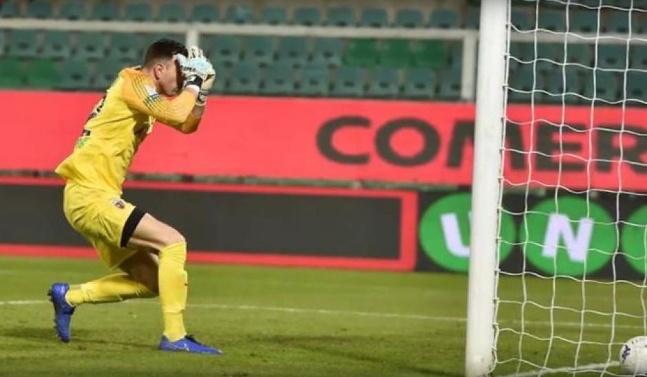 Filippo Perucchini no puede creer lo que ha hecho cuando ve el balón en el fondo de la portería. (Foto: Twitter)