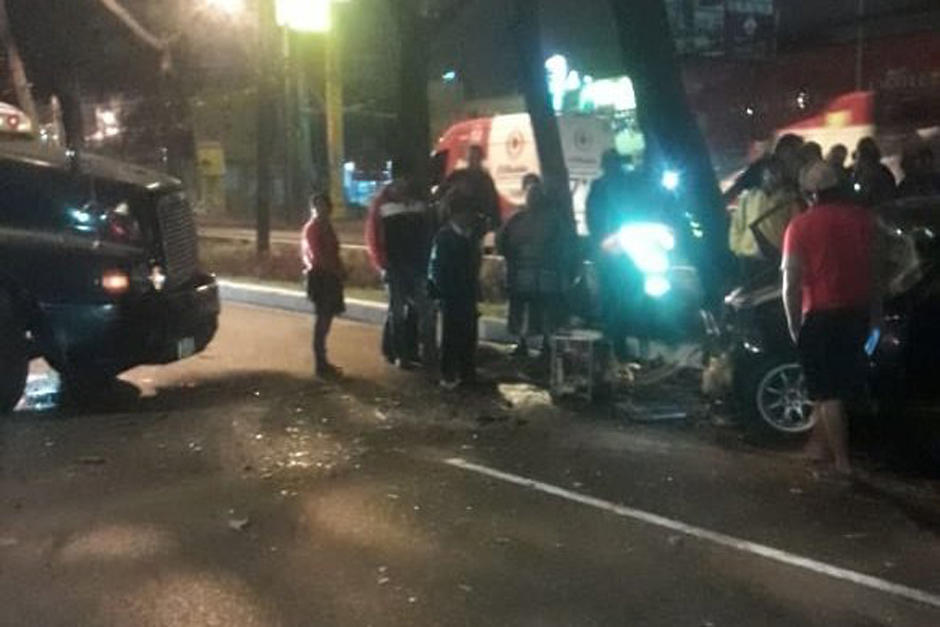 Una aparatoso accidente ocurrió sobre la calzada Roosevelt e involucra un tráiler y un carro particular. (Foto: Pablo Morales/Emixtra)