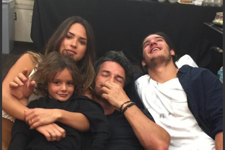 Adria Arjona repartió un poco de alegría a los niños necesitados. (Foto: AFP)&nbsp;