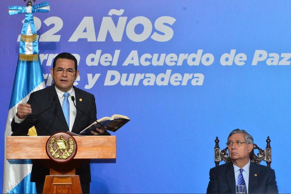 Jimmy Morales se bas&oacute; en el libro del exalcalde y expresidente &Aacute;lvaro Arz&uacute;, para conmemorar la firma de la Paz. (Foto: Jes&uacute;s Alfonso/Soy502)