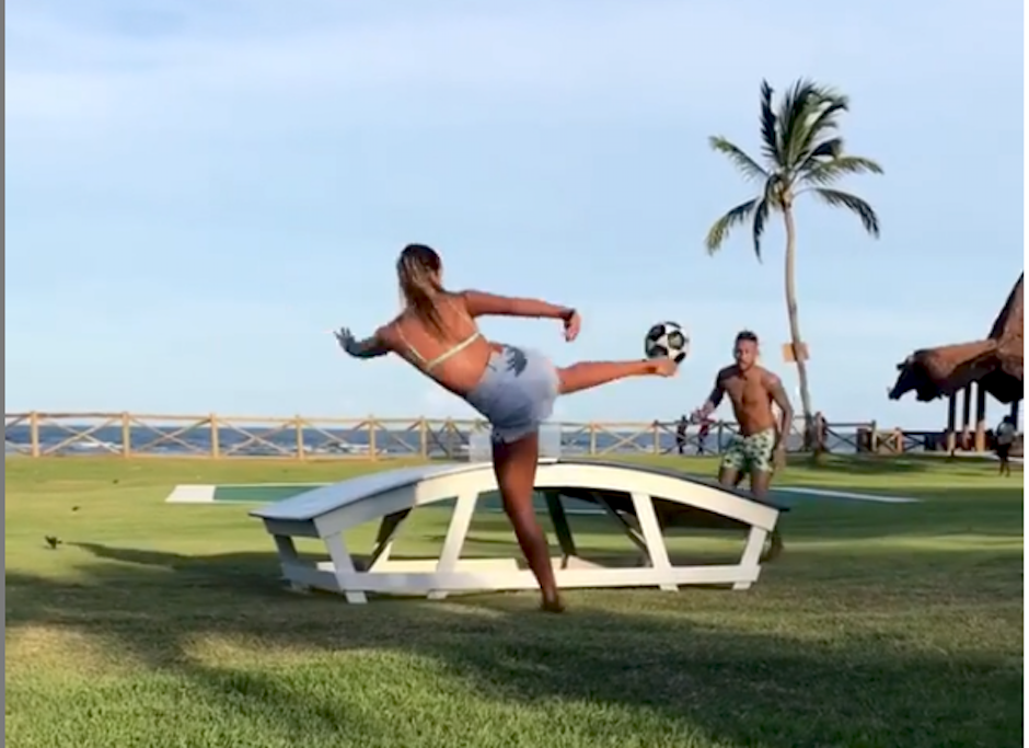 Natalia Guitler y Neymar captados en pleno duelo de Tenis Fútbol en Brasil. (Foto: Captura de video)