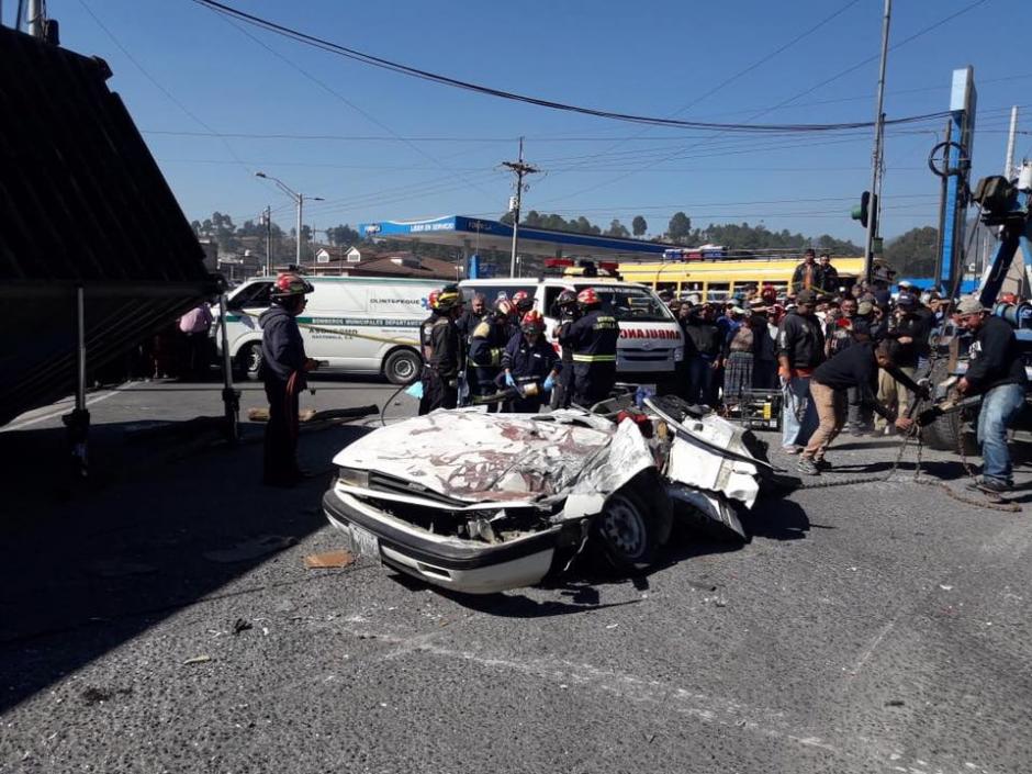 El piloto del tr&aacute;iler se encuentra bajo custodia de la PNC. (Foto: Stereo100)&nbsp;