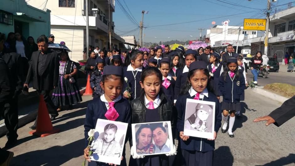 Tres ni&ntilde;as llevaron las fotograf&iacute;as de los cuatro fallecidos en Salcaj&aacute;, Quetzaltenango. (Foto: La Voz de Xela)&nbsp;