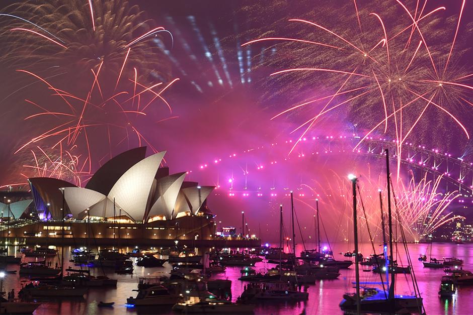 Los fuegos artificiales no se hicieron esperar durante los festejos en Sidney (Foto: Infobae)
