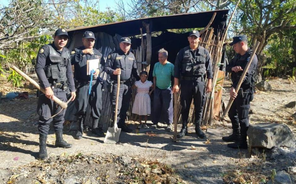 Los agentes hicieron cooperacha para darle una sorpresa a la familia de Mar&iacute;a Santos. (Foto: PNC/Soy502)