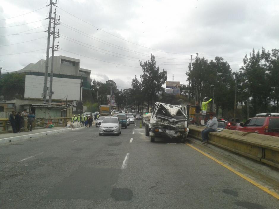 Tráfico continúa complicado por accidente en