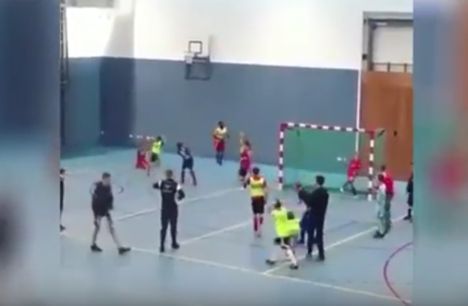 Un ni&ntilde;o mete gol y encesta de un s&oacute;lo tiro. (Foto: Captura de video)