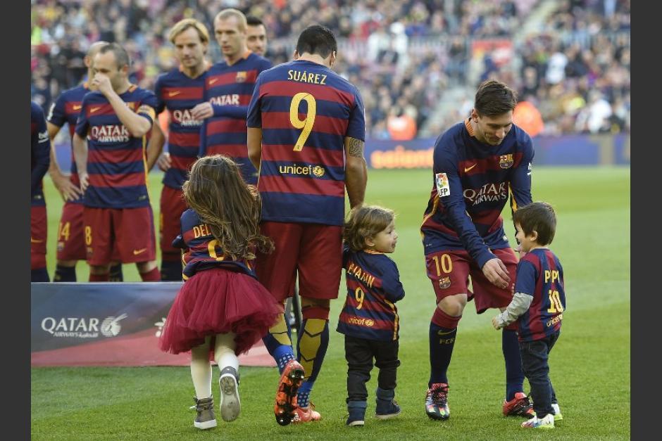 Las familias Messi y Su&aacute;rez tienen una buena relaci&oacute;n tanto en la cancha como a nivel personal. (Foto: Archivo/AFP)