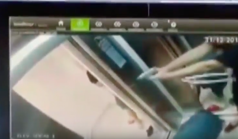 El incidente fue grabado por las c&aacute;maras del elevador. (Foto: captura de pantalla)
