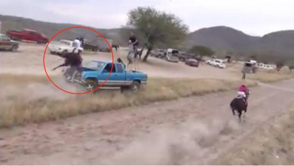 El incidente aterroriz&oacute; a los asistentes que gritaron por el impacto del caballo y tem&iacute;an por la vida del jinete. (Captura Video)