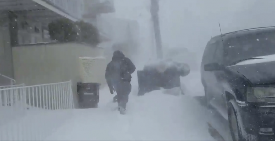 El guatemalteco Diego Sánchez grabó un video que compartió en redes sociales al salir de su trabajo, de donde fue desalojado, por la tormenta de nieve en Nueva York. (Foto: captura de pantalla)