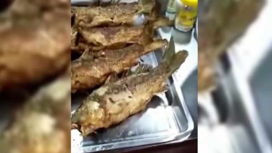 Un pescado frito se mueve despu&eacute;s de haber sido frito en China. (Foto: actualidad.rt.com)