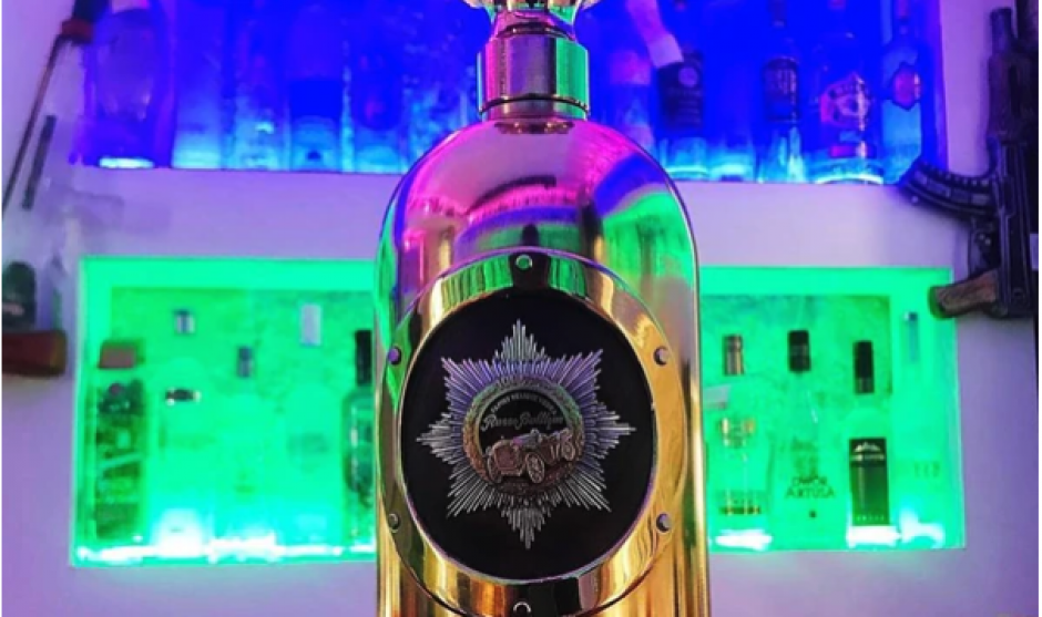 Al parecer, el objeto era preciado por muchos, pero solo uno se atrevi&oacute; a sustraer la botella. (Foto:&nbsp;Brian Ingberg)