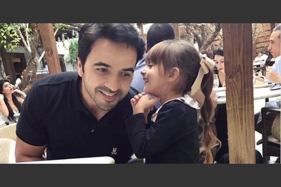 La hija de Luis Fonsi tiene 5 a&ntilde;os y ha demostrado ser la fan n&uacute;mero uno de su padre. (Foto: Instagram)