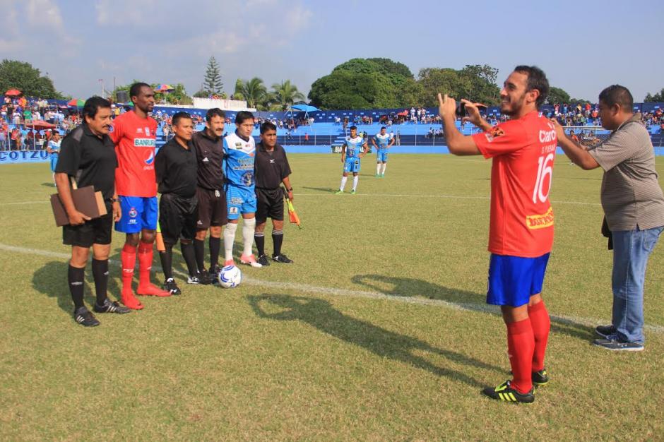Gast&oacute;n Puerari se convirti&oacute; en fot&oacute;grafo a pedido del &aacute;rbitro del partido Santa Luc&iacute;a Cotz. y Municipal. (Foto: EspacioFutbol.co)