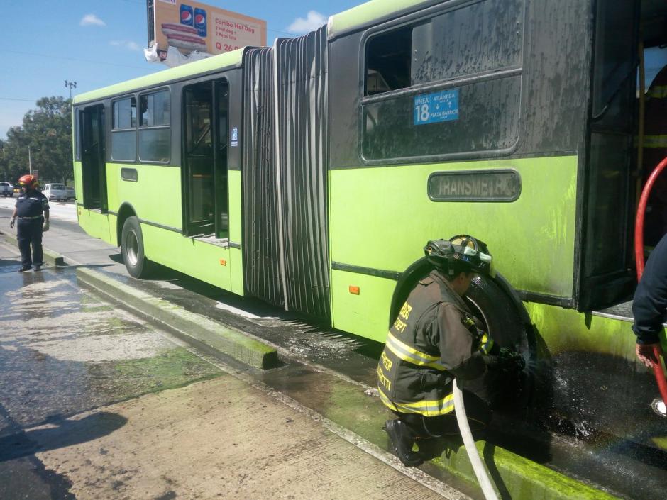 Una unidad del Transmetro se incendio en la Avenida Bolivar y 40 calle de la zona 8. (Foto: @_SergioVasquez)