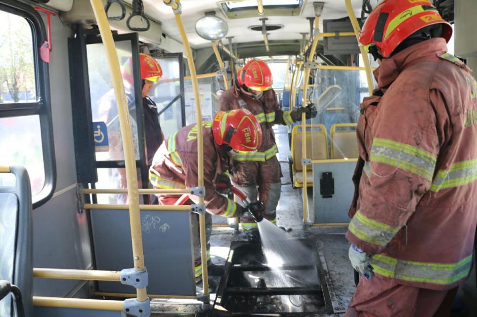 Un corto circuito en el sistema el&eacute;ctrico habr&iacute;a provocado el incendio en el interior de un Transmetro. (Foto: Municipalidad de Guatemala)