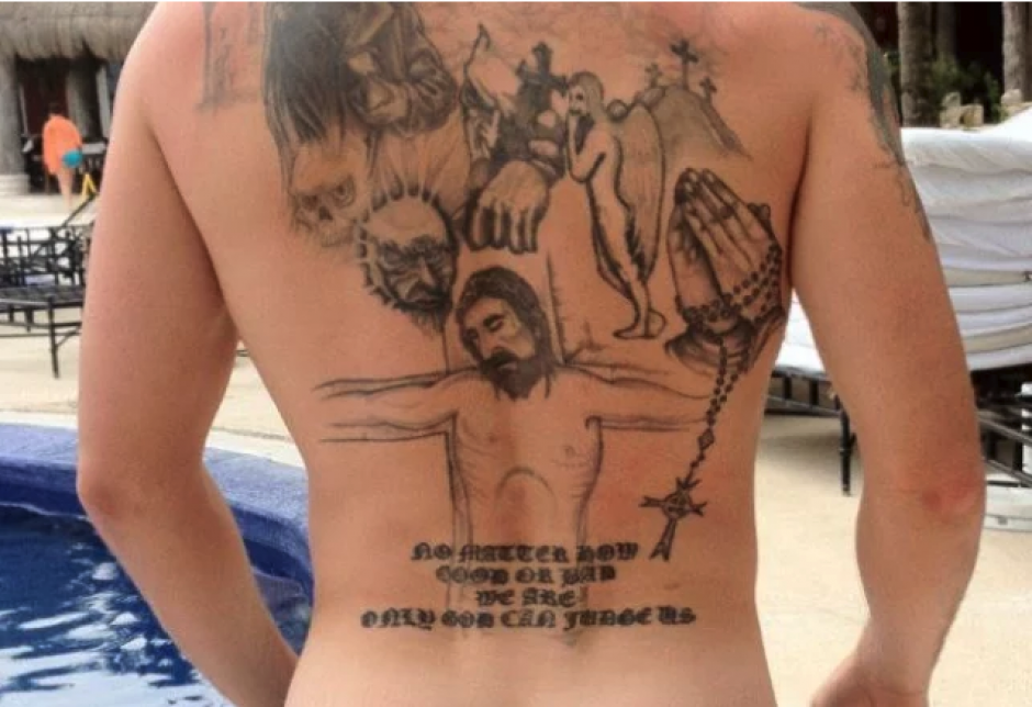 Noel Hunt no tuvo &eacute;xito con su tatuaje de un cristo y otras figuras. (Foto: Instagram)