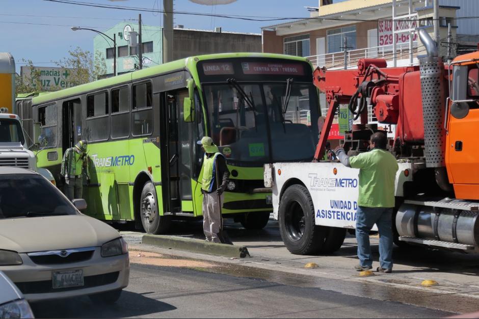 La unidad de Transmetro ya fue movilizada por una gr&uacute;a. (Foto: Alejandro Bal&aacute;n/Soy502)