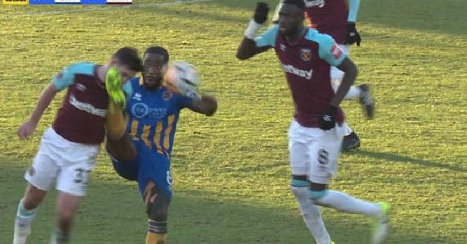 Josh Uullen perdi&oacute; un diente al recibir tremenda patada. (Foto: Captura de video)