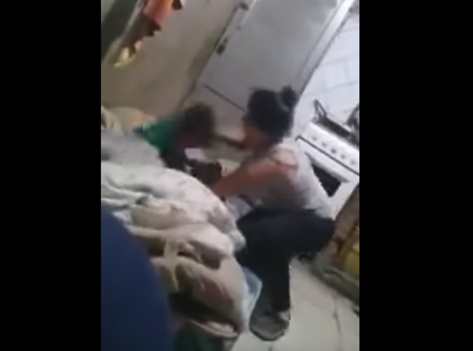 Madre toma del cabello a su hija y le exige que le entregue una tableta electr&oacute;nica. (Foto: Captura de pantalla)