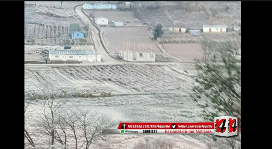 Los terrenos en San Francisco el Alto amanecieron cubiertos de escarcha. (Foto: Knal4 Quiché)