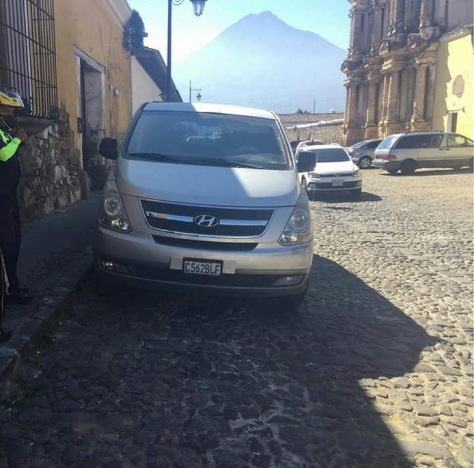 Conductor recibe una infracci&oacute;n de 25 mil quetzales por no cederle el paso a una ambulancia de Bomberos Voluntarios. (Foto: Eddy Ju&aacute;rez/Periodista Sacatep&eacute;quez)