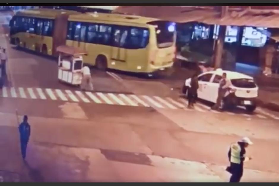 Un hombre se lanz&oacute; debajo de las llantas de una unidad de Transmetro y muri&oacute; arrollado en la zona 1 capitalina. (Foto: Captura de Video)