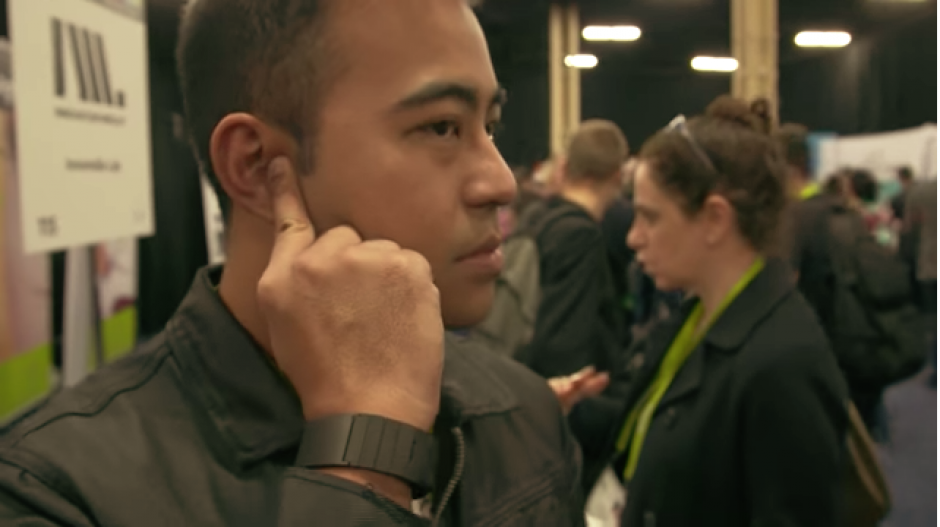 La banda transmite el sonido a trav&eacute;s de los huesos y este es aceptable, seg&uacute;n las primeras opiniones. (Captura YouTube)