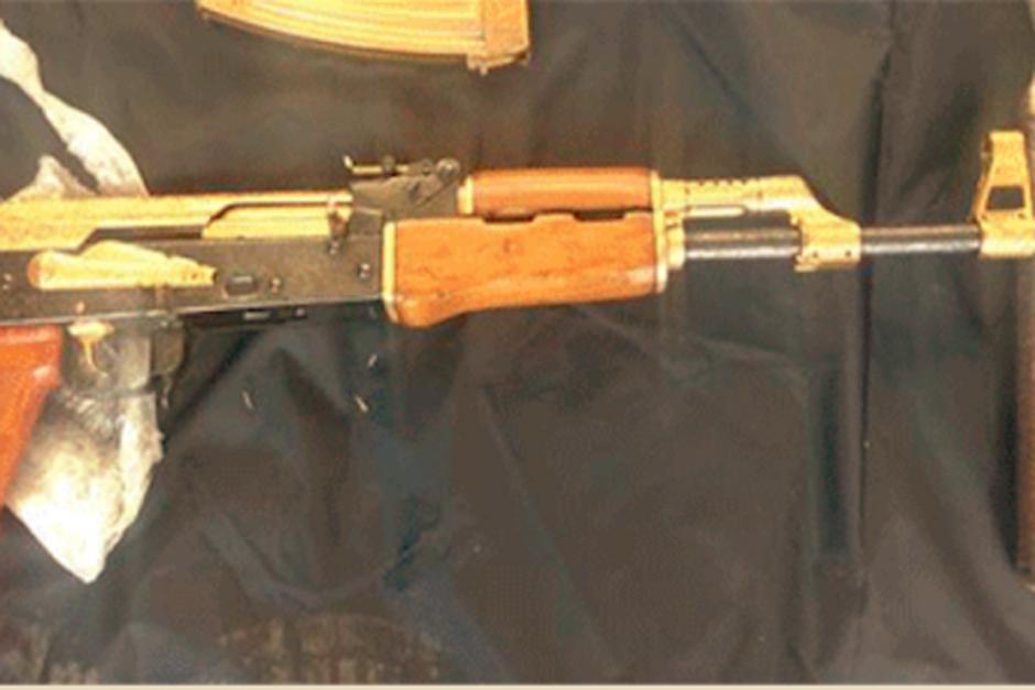 Las autoridades mexicanas decomisaron un fusil de asalto AK-47 ba&ntilde;ado en oro. (Foto: Polic&iacute;a Federal)