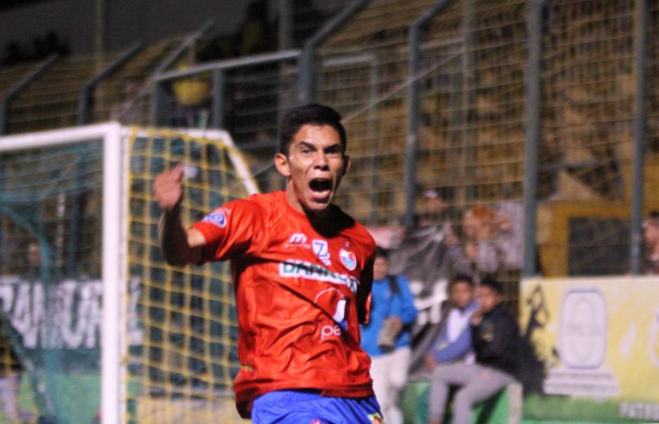 John M&eacute;ndez celebra el gol de la victoria ante Petapa. (Foto: Luis Barrios/Soy502).
