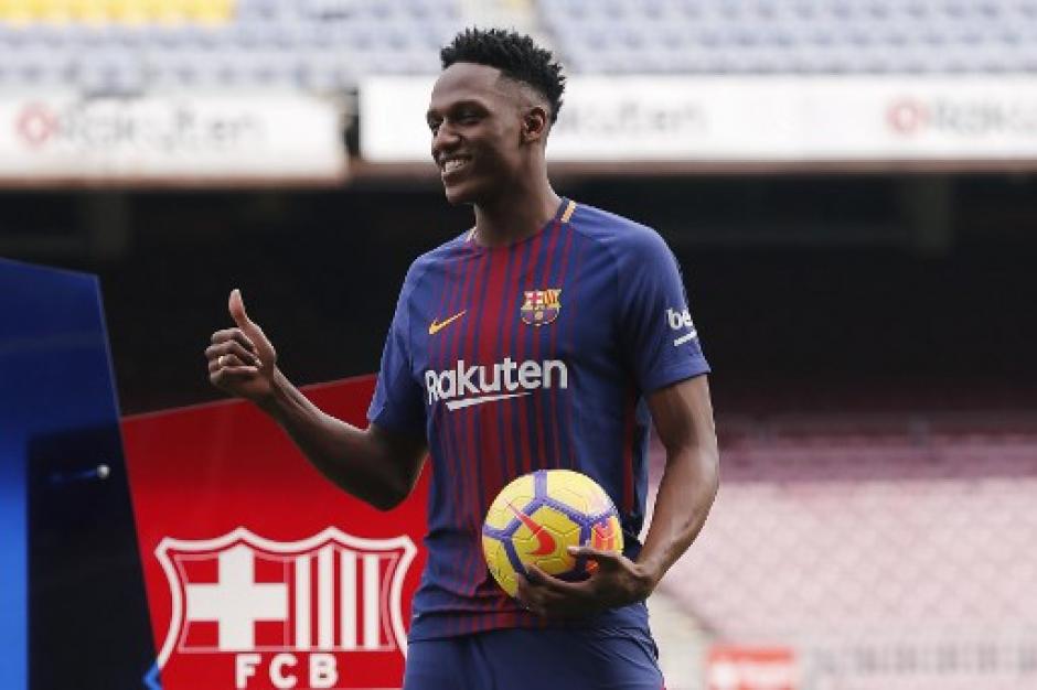 El colombiano sorprendió a los asistentes al Camp Nou con su ritual antes de pisar el césped del Camp Nou. (Foto: AFP)