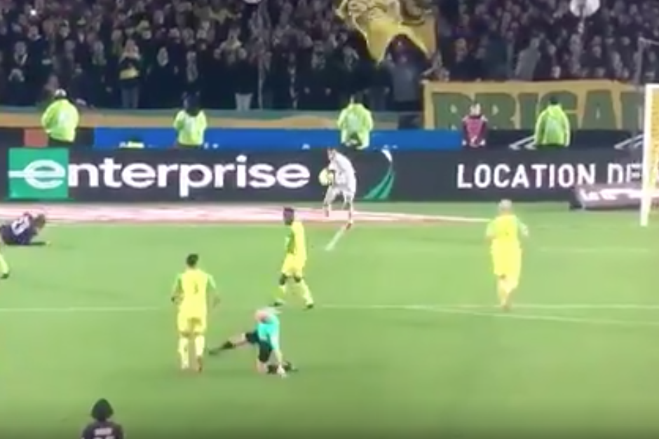 El colegiado que pit&oacute; el encuentro Nantes - PSG dej&oacute; con 10 hombres al equipo local en los &uacute;ltimos segundos del partido. (Imagen: captura de pantalla)