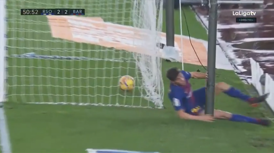 El jugador del FC Barcelona se llev&oacute; un golpe duro al no controlar su velocidad e impactarse contra el poste. (Captura Pantalla)