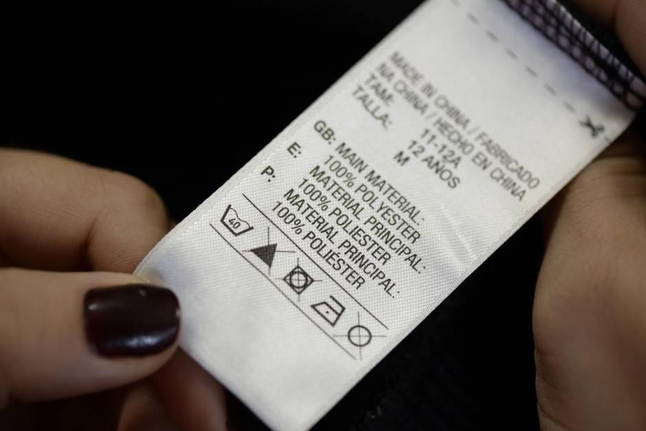 Leer bien las etiquetas puede ayudarnos a cuidar mejor nuestra ropa. (Foto: Wilder L&oacute;pez/Soy502)