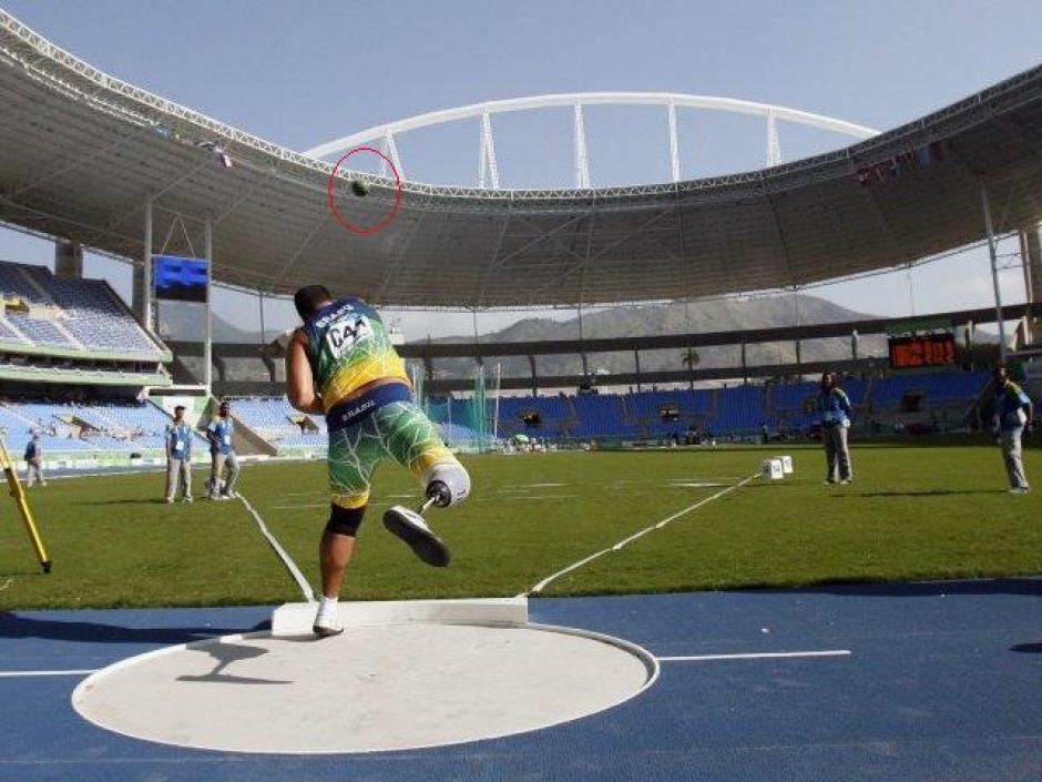 El &aacute;rbitro estaba en el evento de lanzamiento de bala, pero no pudo esquivar el objeto que lo golpe&oacute;. (Foto: Willybasadrino)