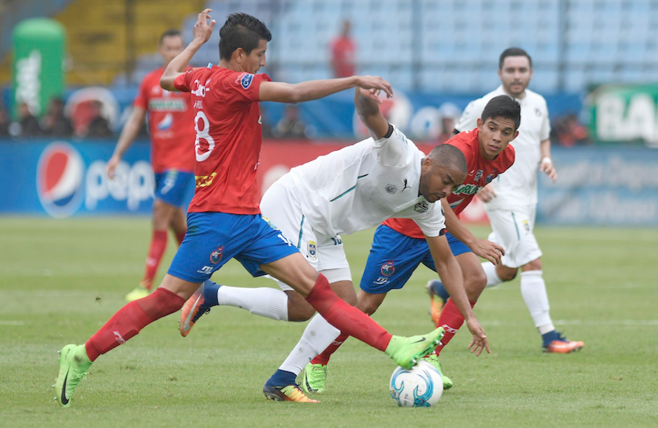 Manfred Russell será baja para el clásico 301. (Foto: Soy502)