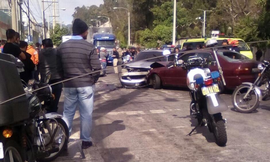 El robacarros choc&oacute; al menos contra otros dos veh&iacute;culos. (Foto: Am&iacute;lcar Montejo/Instagram)&nbsp;