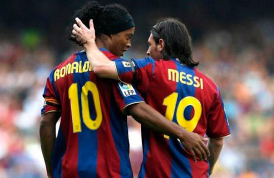 Ronaldinho y Messi tuvieron la oportunidad de jugar juntos en el FC Barcelona, donde el brasile&ntilde;o encamin&oacute; al argentino hacia el &eacute;xito. (Foto: Archivo/AFP)