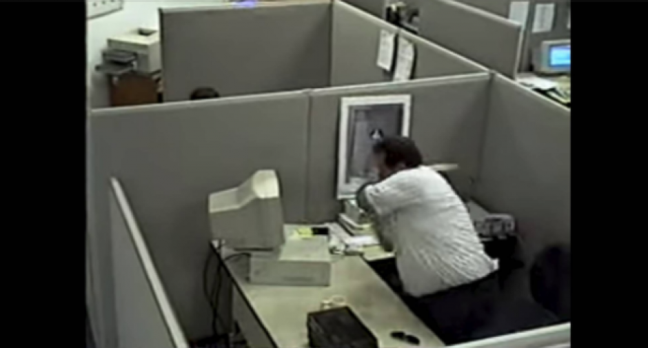 Un hombre fue captado quebrando su computadora luego de que esta no funcionara. (Foto: El País)