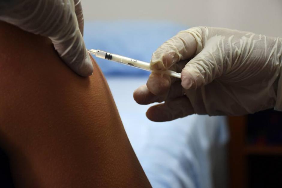 Varios estudiantes y docentes fueron vacunados por un posible caso de sarampión en Guatemala. (Foto: Ministerio de Salud)