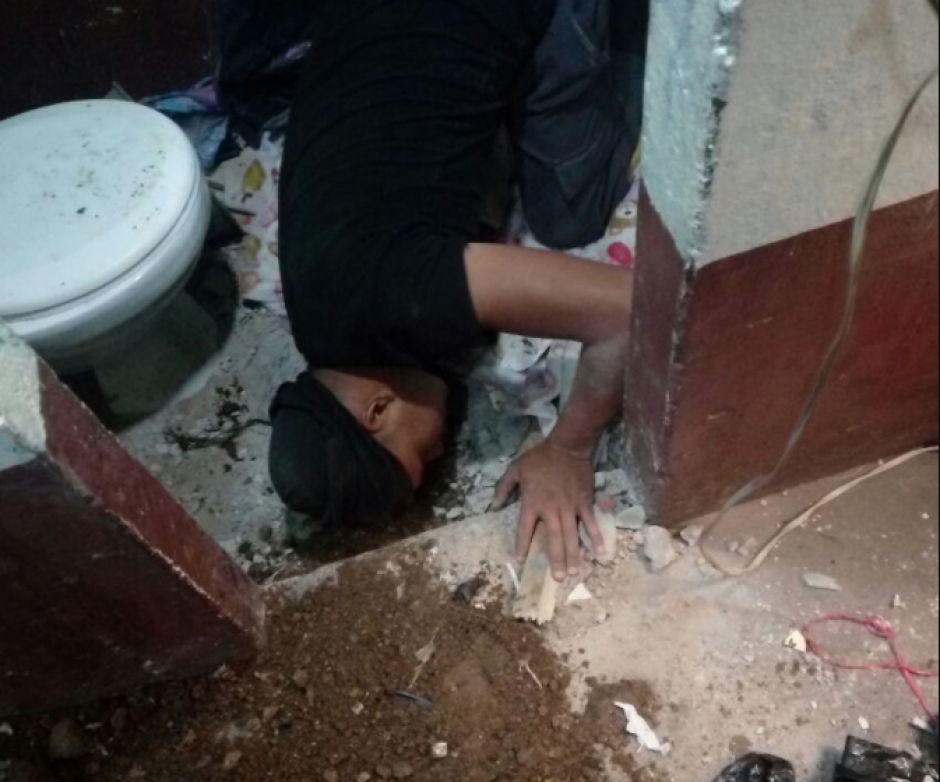 Los il&iacute;citos fueron localizados en compartimientos bajo tierra en el Sector 11 del Preventivo. (Foto: PNC)