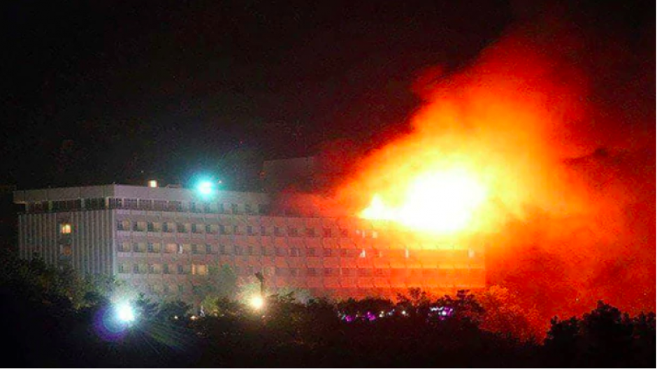 Algunas personas se encuentran como rehenes dentro del hotel. (Foto: Infobae)