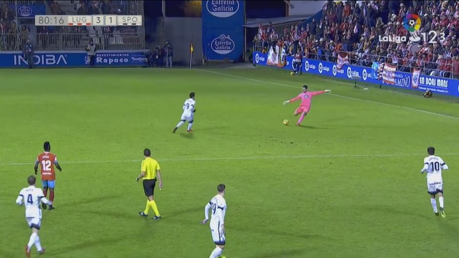 El arquero hizo una espectacular anotaci&oacute;n al disparar un poco m&aacute;s all&aacute; del medio campo. (Foto: Agencias)