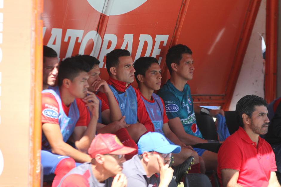 Marco Pappa está en la banca a espera de ingresar al terreno de juego. (Foto: Soy502)&nbsp;