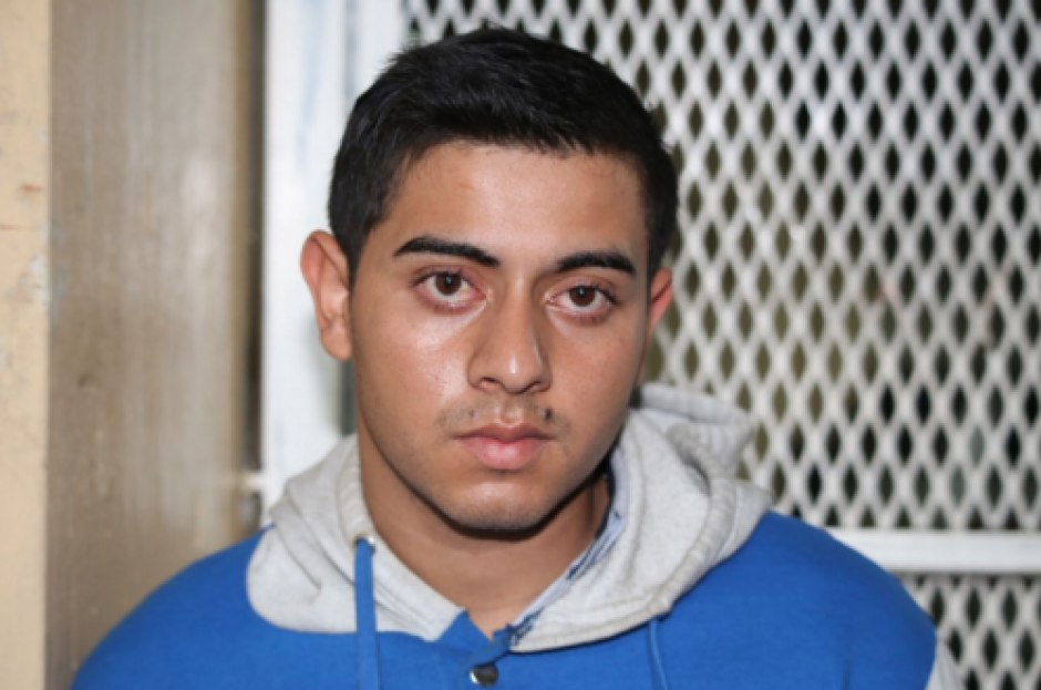 El cajero de un restaurante de la zona 10 fue detenido tras la denuncia de una cliente. (Foto: PNC)