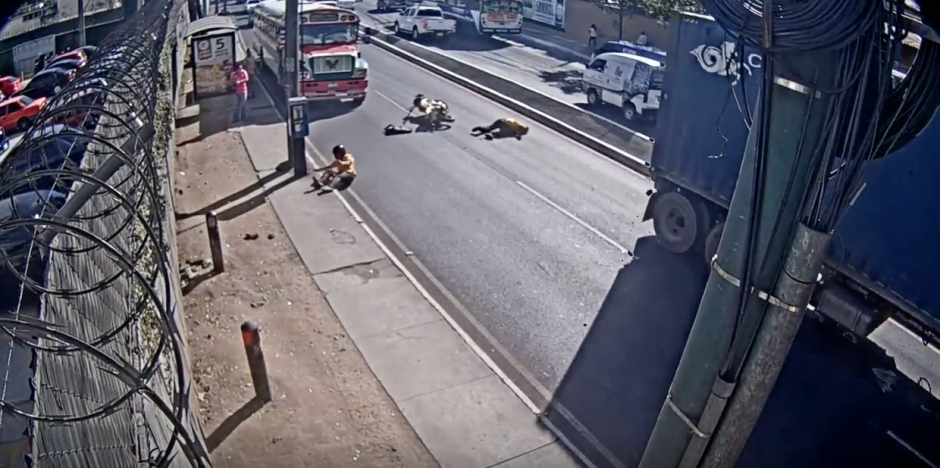 Dos motoristas fueron atropellados por un tráiler en la Avenida Petapa y 23 calle de la zona 12. (Foto: captura de YouTube)