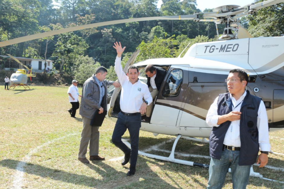 El presidente Jimmy Morales recibió artículos de lujo comprados por la SAAS. (Foto: PNC)&nbsp;