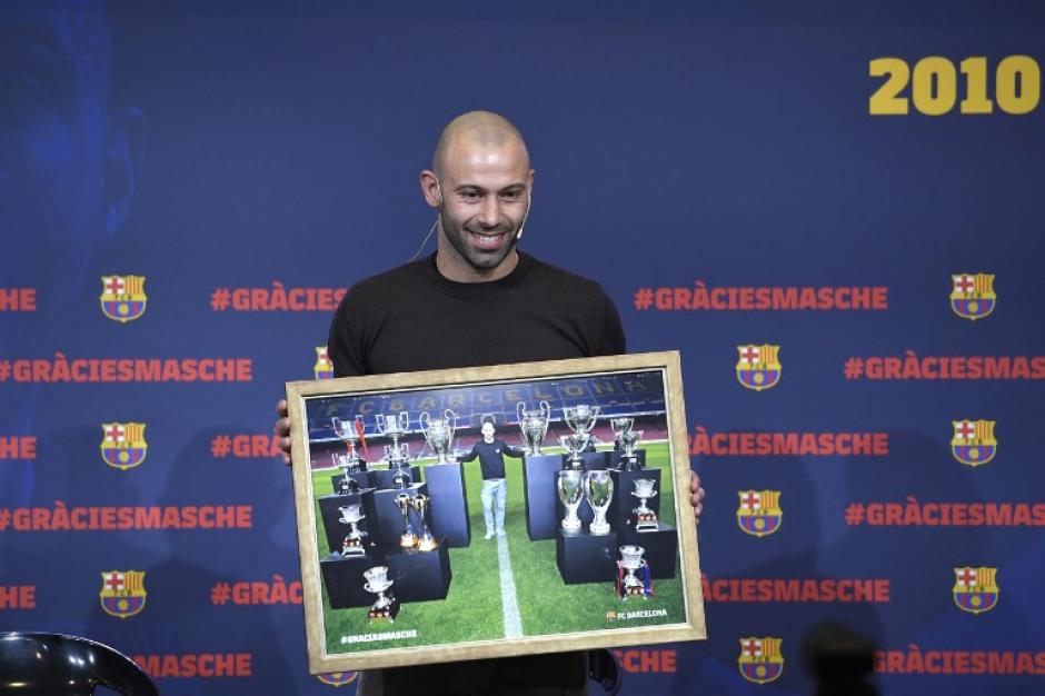 Javier Mascherano recibió varios homenajes este miércoles antes de partir hacia el fútbol asiático. (Foto: AFP)